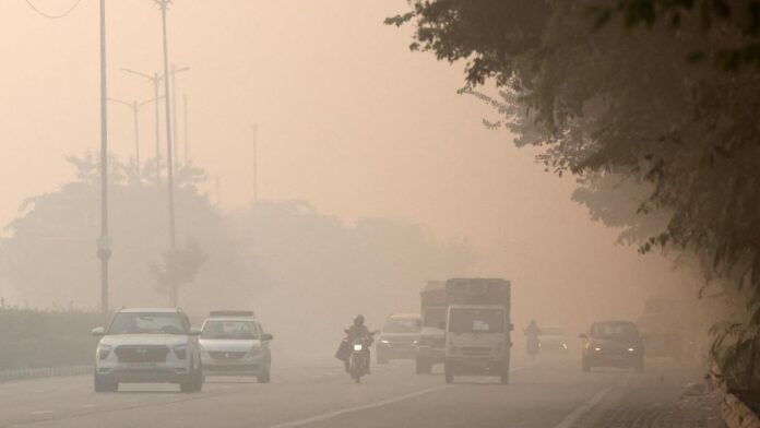 Vehicles move on a road shrouded in smog in New Delhi, on November 11, 2025. (PC: Reuters)