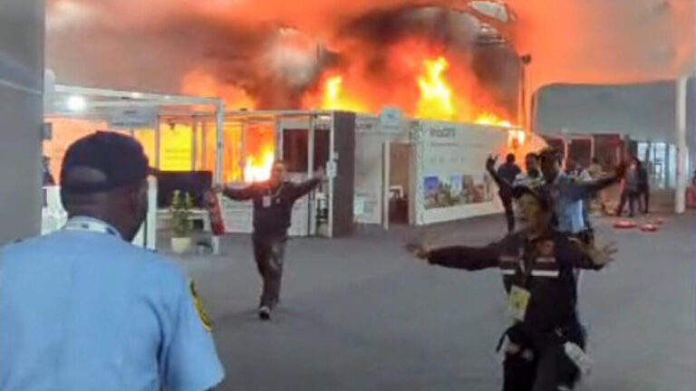Firefighters and emergency responders work to contain a blaze at the COP30 summit venue in Belém, Brazil, as thousands of delegates evacuate during a sudden fire that disrupted critical climate negotiations. (PC: RFI)