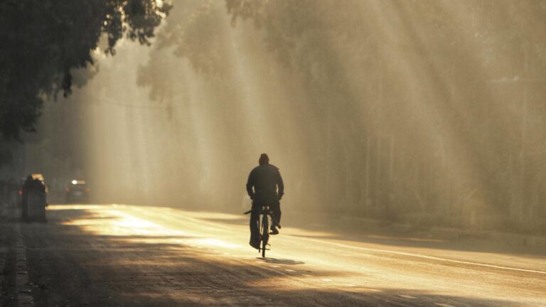 A cyclist makes his way as a layer of smog covers the city during a cold winter morning, in New Delhi. (PC: PTI)