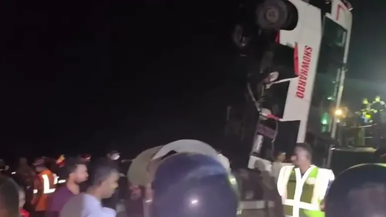 Rescue teams recover a passenger bus from the Padma River after it plunged from a ferry pontoon in Bangladesh’s Rajbari district. (PC: NDTV)