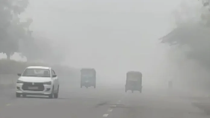 Dense fog blankets Delhi after unseasonal rainfall brings the coldest March day in six years.